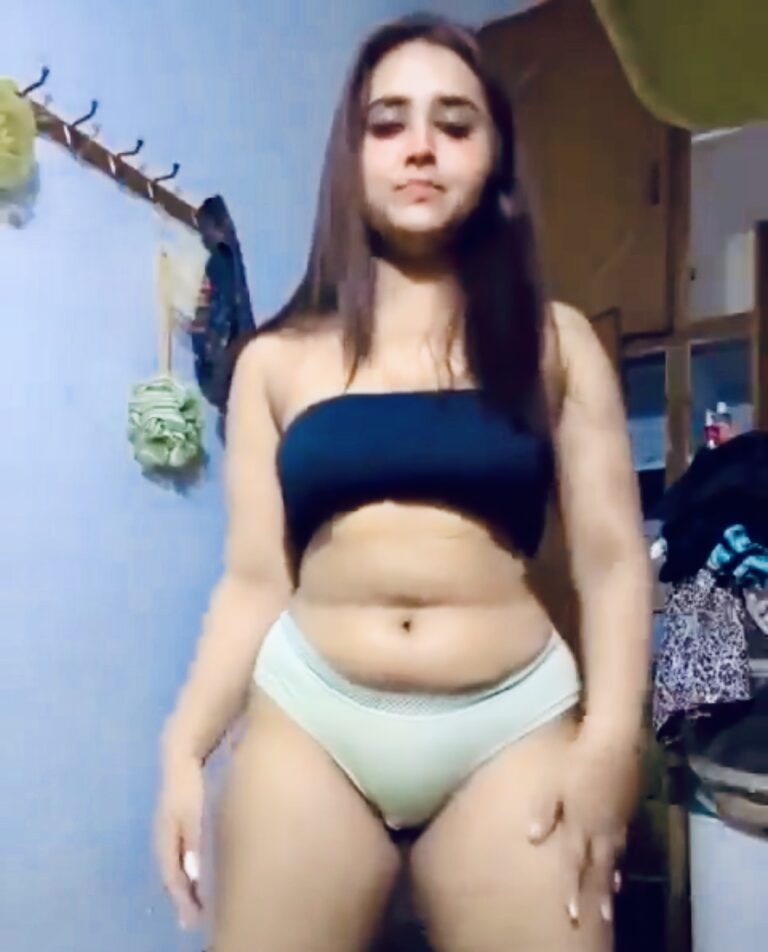 Minahil Malik Leak Video 🥵 Neche Link Main Hai 🫣🥰 TikToker (Part 2)